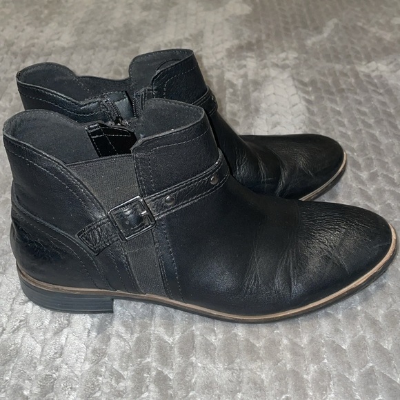 Clark’s Women's Collection Trish Strap Boots. Leather. Side zippers. Size 9.5 - Picture 2 of 9
